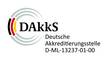 Logo der DAkkS (Deutsche Akkreditierungsstelle) mit kreisförmigen Linien und schwarzen, roten und gelben Akzenten sowie dem Text Deutsche Akkreditierungsstelle D-ML-13237-01-00 rechts neben der Grafik.